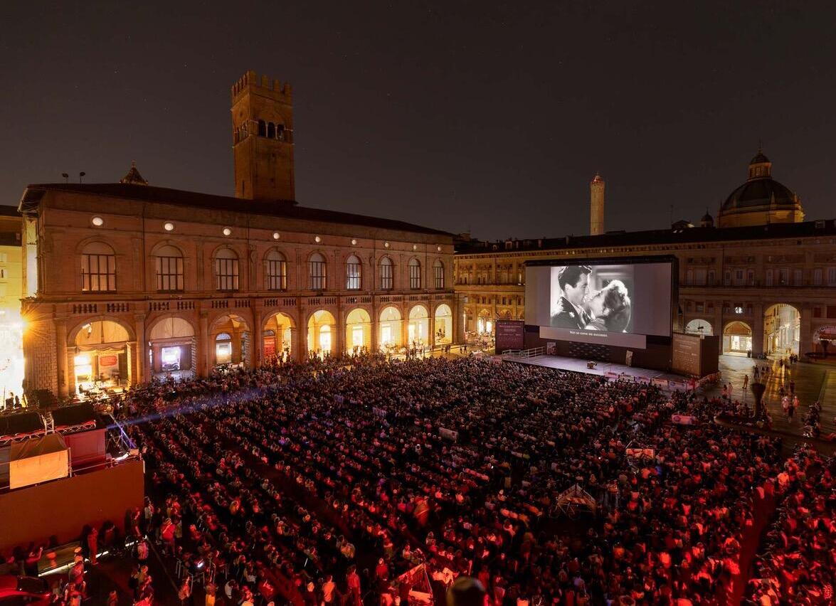 piazza_maggiore_hitchcock.jpeg